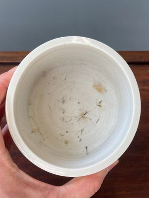 Een Chinese Dehua blanc de Chine driepotige wierookbrander, Kangxi — foto 4