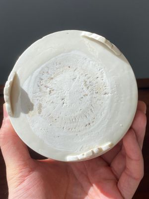 Een Chinese Dehua blanc de Chine driepotige wierookbrander, Kangxi — foto 5