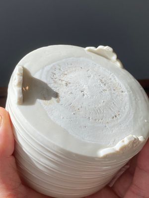 Een Chinese Dehua blanc de Chine driepotige wierookbrander, Kangxi — foto 6