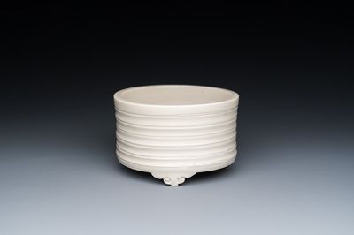 Een Chinese Dehua blanc de Chine driepotige wierookbrander, Kangxi