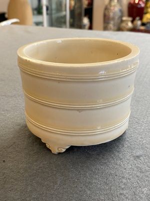 Een Chinese Dehua blanc de Chine driepotige wierookbrander, Kangxi — foto 1