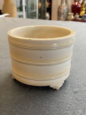 Een Chinese Dehua blanc de Chine driepotige wierookbrander, Kangxi — foto 2