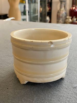 Een Chinese Dehua blanc de Chine driepotige wierookbrander, Kangxi — foto 3