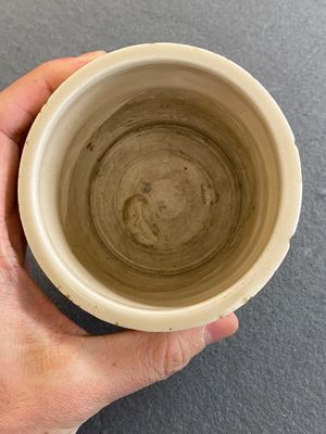 Een Chinese Dehua blanc de Chine driepotige wierookbrander, Kangxi — foto 5