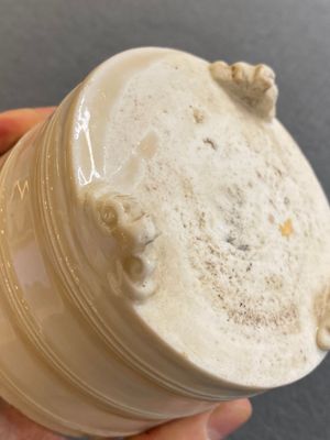 Een Chinese Dehua blanc de Chine driepotige wierookbrander, Kangxi — foto 7