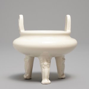 Een Chinese Dehua blanc de Chine driepotige wierookbrander, zegelmerk in reliëf, Kangxi — foto 2