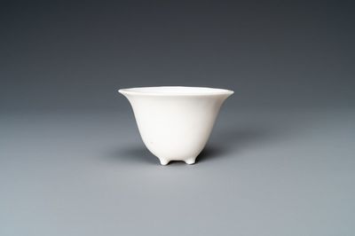 Een Chinese Dehua blanc de Chine driepotige wijnkom met inscriptie, Kangxi