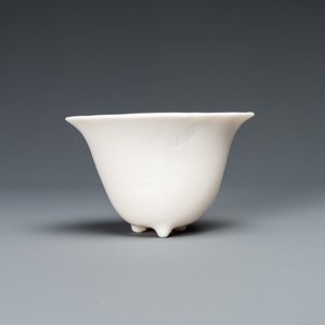 Een Chinese Dehua blanc de Chine driepotige wijnkom met inscriptie, Kangxi — foto 4