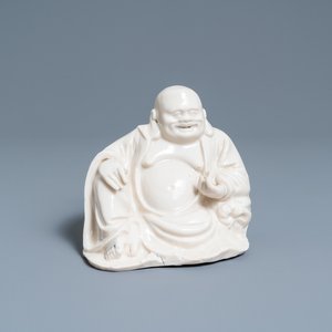 Een Chinese Dehua blanc de Chine figuur van Boeddha, 18/19e eeuw — foto 1