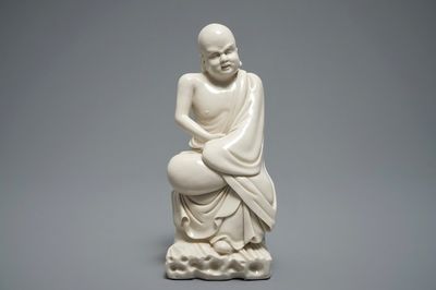 Een Chinese Dehua blanc de Chine figuur van een Luohan, 19e eeuw