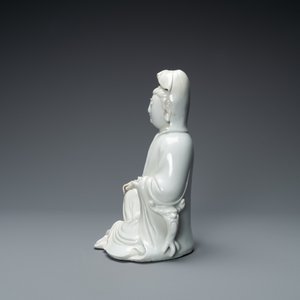 Een Chinese Dehua blanc de Chine figuur van Guanyin, 18/19e eeuw — foto 3