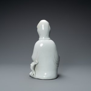 Een Chinese Dehua blanc de Chine figuur van Guanyin, 18/19e eeuw — foto 4