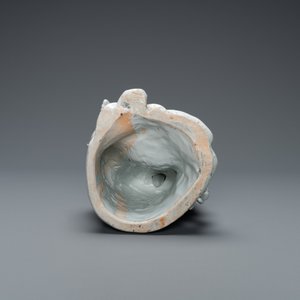 Een Chinese Dehua blanc de Chine figuur van Guanyin, 18/19e eeuw — foto 7