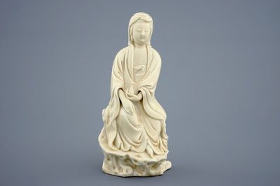 Een Chinese Dehua blanc de Chine figuur van Guanyin, 18e eeuw