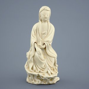 Een Chinese Dehua blanc de Chine figuur van Guanyin, 18e eeuw — foto 1