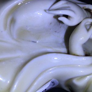 Een Chinese Dehua blanc de Chine figuur van Guanyin, 18e eeuw — foto 12