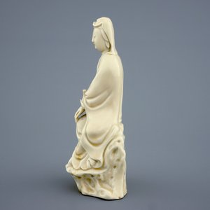 Een Chinese Dehua blanc de Chine figuur van Guanyin, 18e eeuw — foto 2