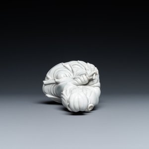 Een Chinese Dehua blanc de Chine figuur van Guanyin, 19/20e eeuw — foto 5
