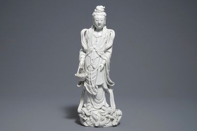 Een Chinese Dehua blanc de Chine figuur van Guanyin, 19e eeuw
