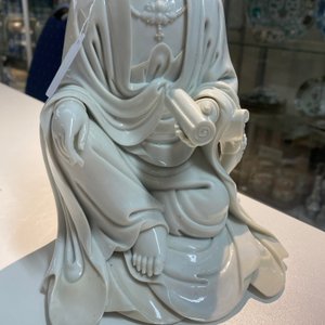 Een Chinese Dehua blanc de Chine figuur van Guanyin, Boji Yuren merk, 18/19e eeuw — foto 16