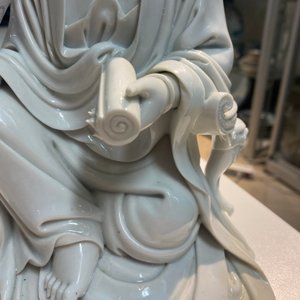 Een Chinese Dehua blanc de Chine figuur van Guanyin, Boji Yuren merk, 18/19e eeuw — foto 17
