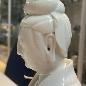 Een Chinese Dehua blanc de Chine figuur van Guanyin, Boji Yuren merk, 18/19e eeuw — foto 24