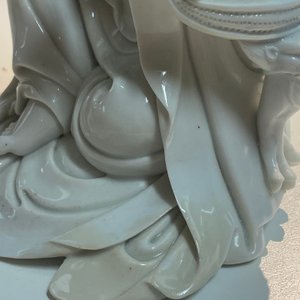 Een Chinese Dehua blanc de Chine figuur van Guanyin, Boji Yuren merk, 18/19e eeuw — foto 28