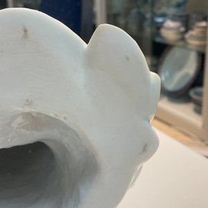 Een Chinese Dehua blanc de Chine figuur van Guanyin, Boji Yuren merk, 18/19e eeuw — foto 29