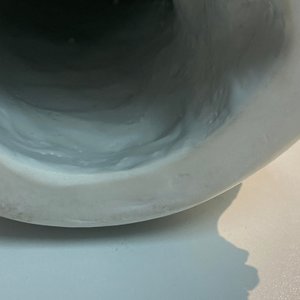 Een Chinese Dehua blanc de Chine figuur van Guanyin, Boji Yuren merk, 18/19e eeuw — foto 30