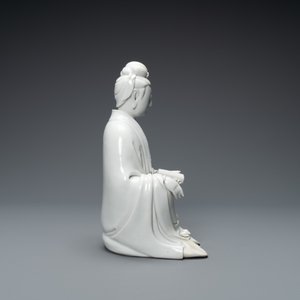 Een Chinese Dehua blanc de Chine figuur van Guanyin, Boji Yuren merk, 18/19e eeuw — foto 5