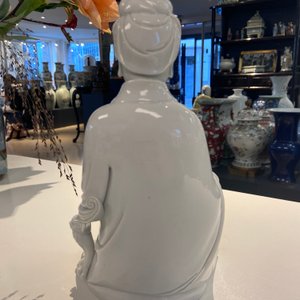 Een Chinese Dehua blanc de Chine figuur van Guanyin, Boji Yuren merk, 18/19e eeuw — foto 9