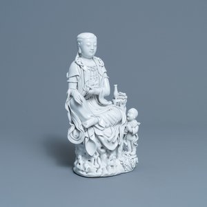 Een Chinese Dehua blanc de Chine figuur van Guanyin, He Chaozong merk, 20e eeuw — foto 1