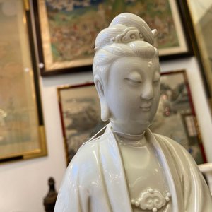 Een Chinese Dehua blanc de Chine figuur van Guanyin, Kangxi/Qianlong — foto 12