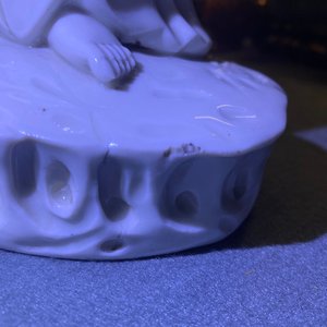Een Chinese Dehua blanc de Chine figuur van Guanyin, Kangxi/Qianlong — foto 20