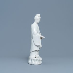 Een Chinese Dehua blanc de Chine figuur van Guanyin, Kangxi/Qianlong — foto 3