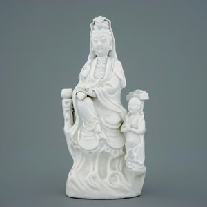 Een Chinese Dehua blanc de Chine figuur van Guanyin met kind, 18/19e eeuw — foto 2