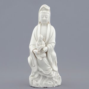 Een Chinese Dehua blanc de Chine figuur van Guanyin met kind, 19e eeuw — foto 2