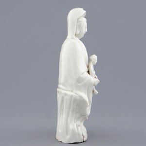 Een Chinese Dehua blanc de Chine figuur van Guanyin met kind, 19e eeuw — foto 3
