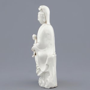 Een Chinese Dehua blanc de Chine figuur van Guanyin met kind, 19e eeuw — foto 5
