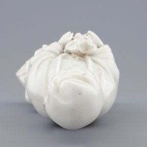 Een Chinese Dehua blanc de Chine figuur van Guanyin met kind, 19e eeuw — foto 6