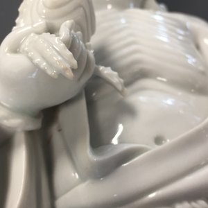 Een Chinese Dehua blanc de Chine figuur van Liu Hai met de pad, gemerkt voor Xie Bamboo, begin 19e eeuw — foto 18