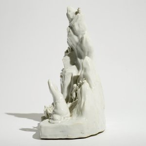 Een Chinese Dehua blanc de Chine groep met de Chinese muur, 19e eeuw — foto 2