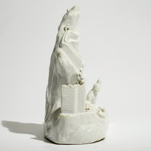Een Chinese Dehua blanc de Chine groep met de Chinese muur, 19e eeuw — foto 4