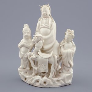 Een Chinese Dehua blanc de Chine groep met Wen Chang met 2 volgelingen, 18/19e eeuw — foto 1
