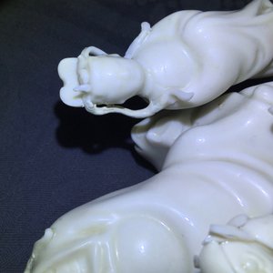 Een Chinese Dehua blanc de Chine groep met Wen Chang met 2 volgelingen, 18/19e eeuw — foto 15