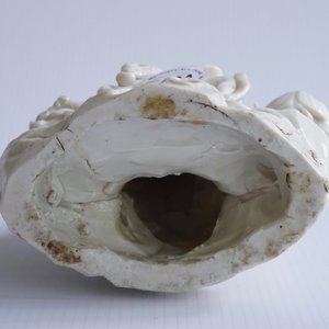 Een Chinese Dehua blanc de Chine groep met Wen Chang met 2 volgelingen, 18/19e eeuw — foto 9