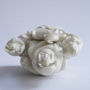 Een Chinese Dehua blanc de Chine groep met Wen Chang met 2 volgelingen, 18/19e eeuw — foto 10