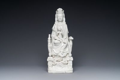 Een Chinese Dehua blanc de Chine groep van Guanyin met een kind en dienaren, 18e eeuw