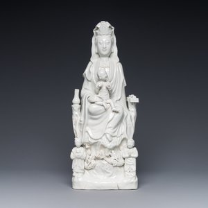 Een Chinese Dehua blanc de Chine groep van Guanyin met een kind en dienaren, 18e eeuw — foto 1