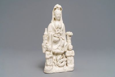 Een Chinese Dehua blanc de Chine groep van Guanyin met kinderen, Kangxi